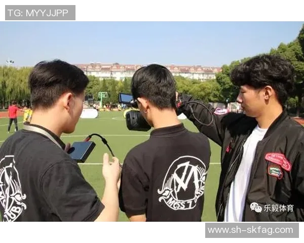 小球迷热情直播南宁足球比赛展现青春活力与团队精神